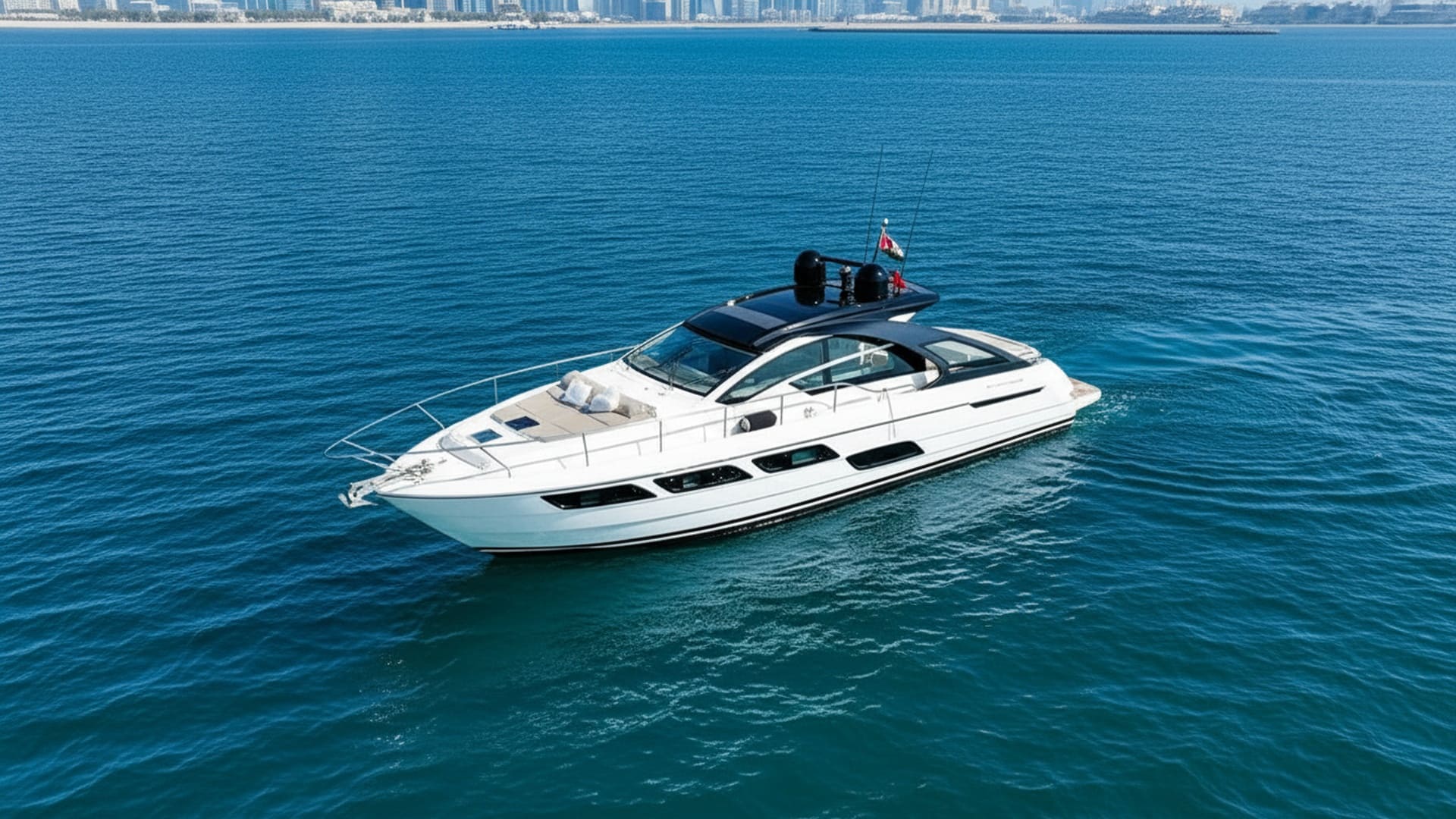 Widok z lotu ptaka na jacht Mystic Queen 52 ft w Dubai Marina