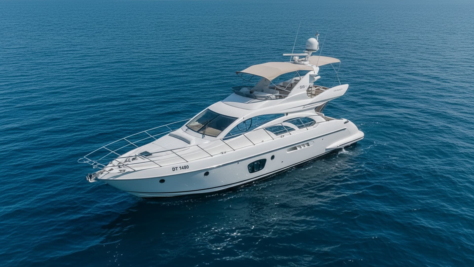 Widok z lotu ptaka na jacht Mystic Wave 55 ft w Dubai Marina