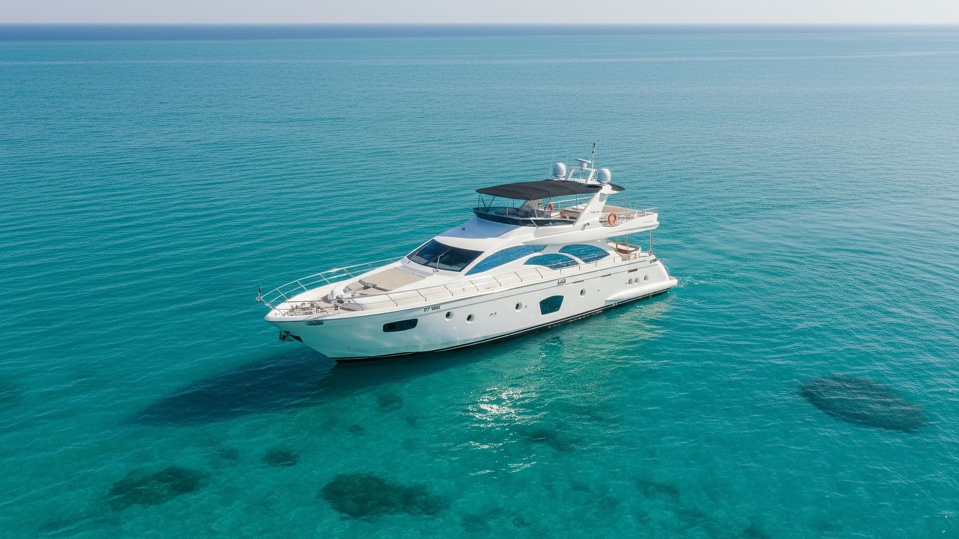 Luftaufnahme der Silver Champion 75 ft bei der Fahrt durch Dubai Marina