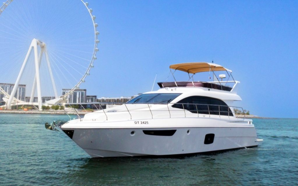 Sky Walker Ebb in Dubai, 52 ft