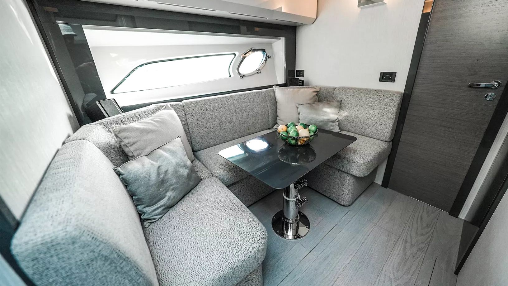 Pershing 5X Shark Grey yacht, image 10