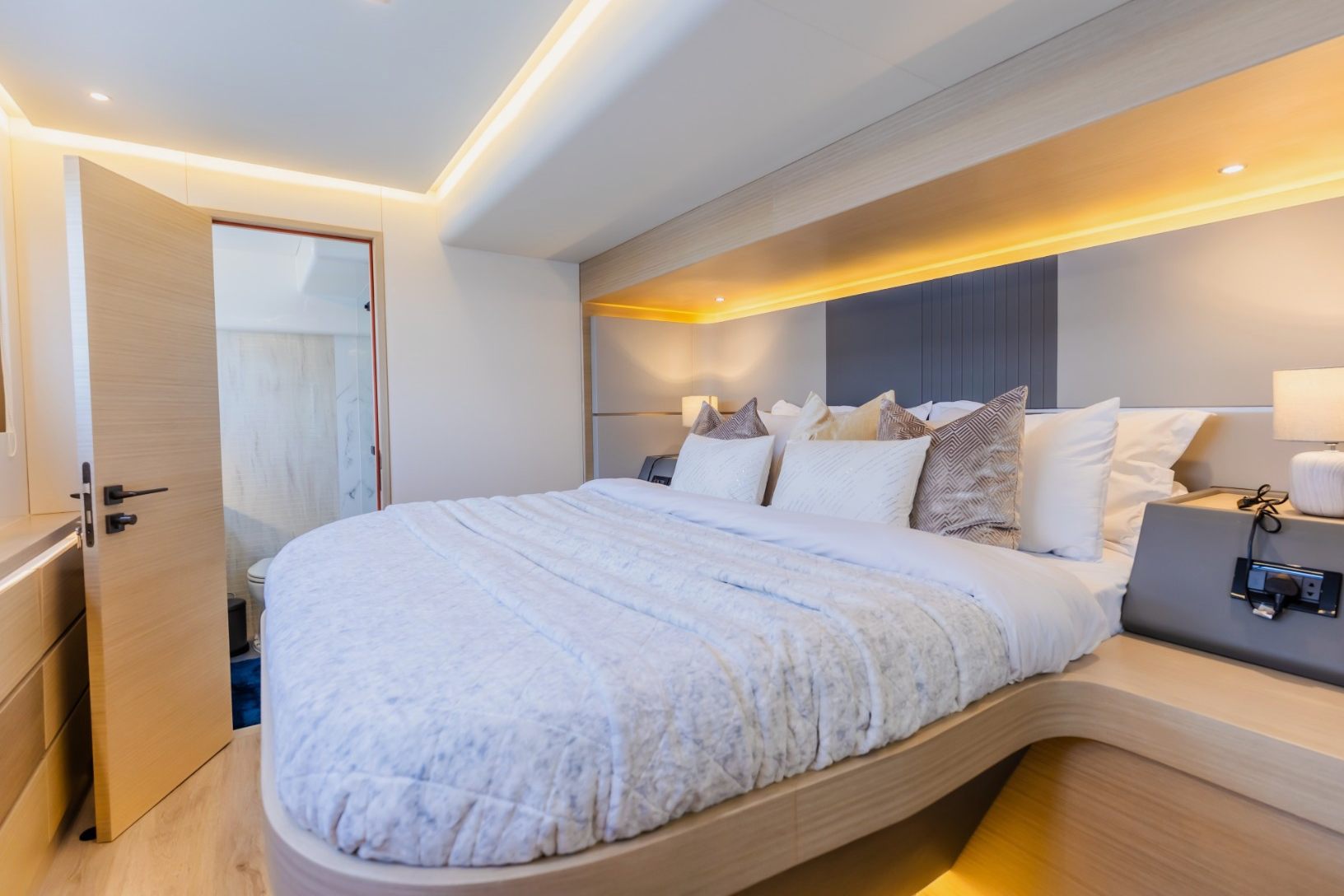 Sky Walker Volare yacht, image 15