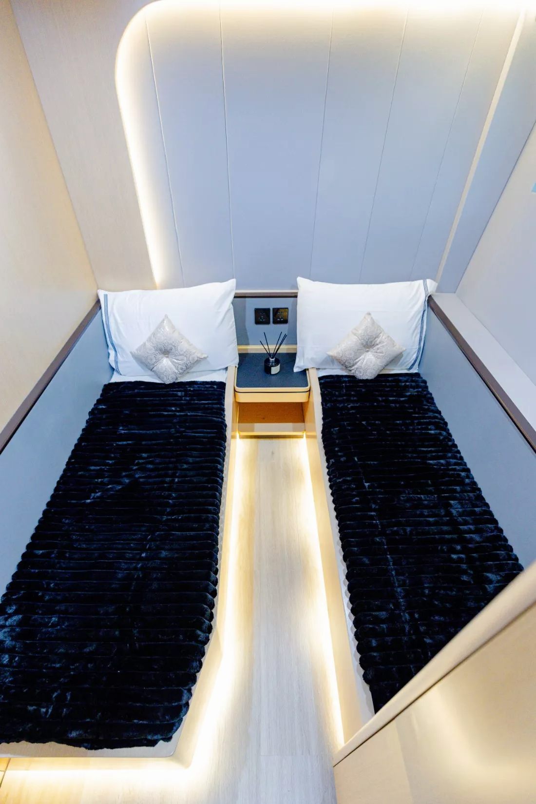 Sky Walker Reno yacht, image 8