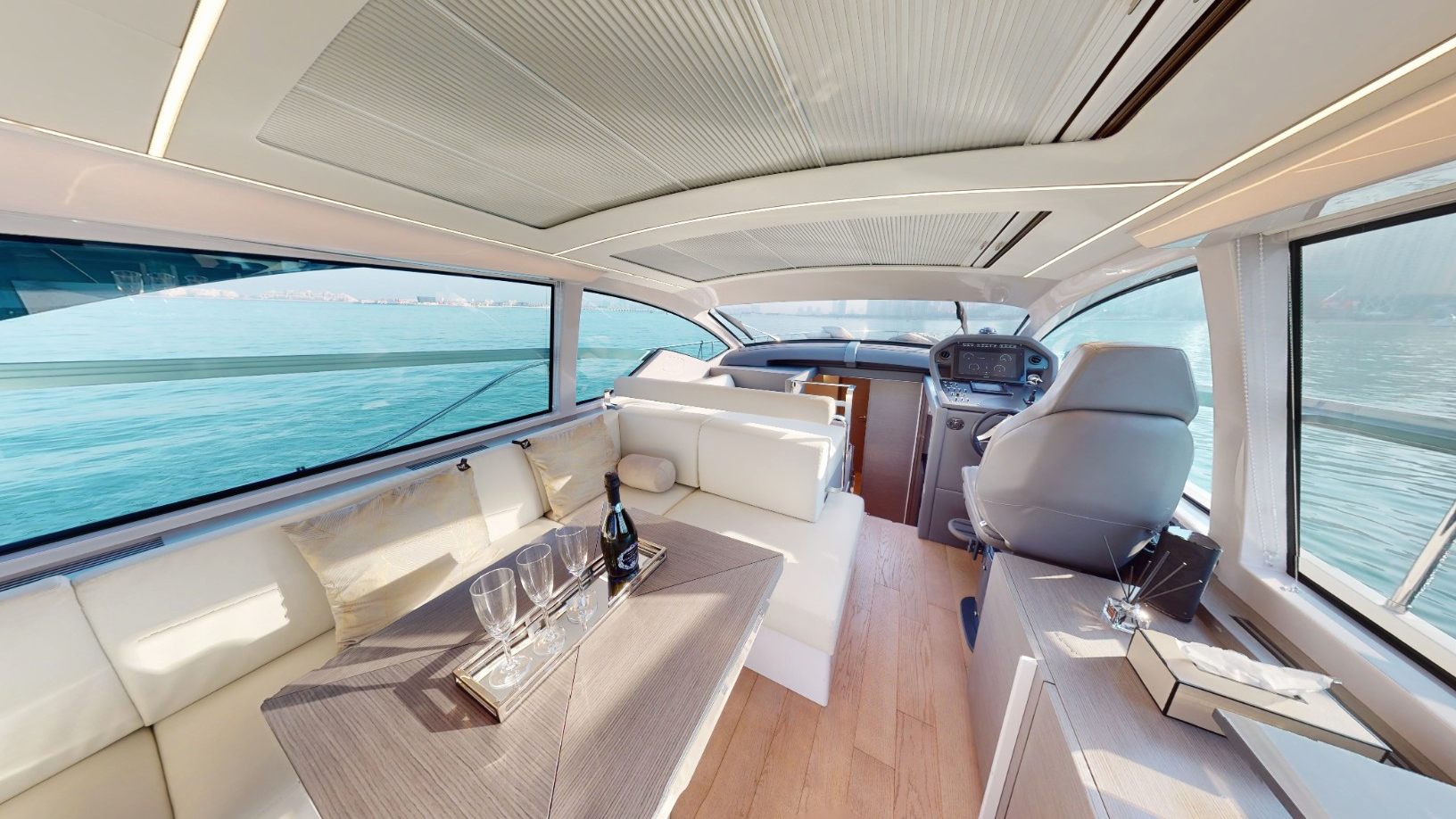Pershing 5X Pearl White yacht, image 4