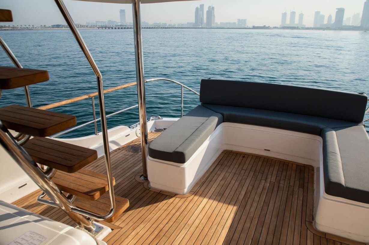 Vogue Hatteras yacht, image 2