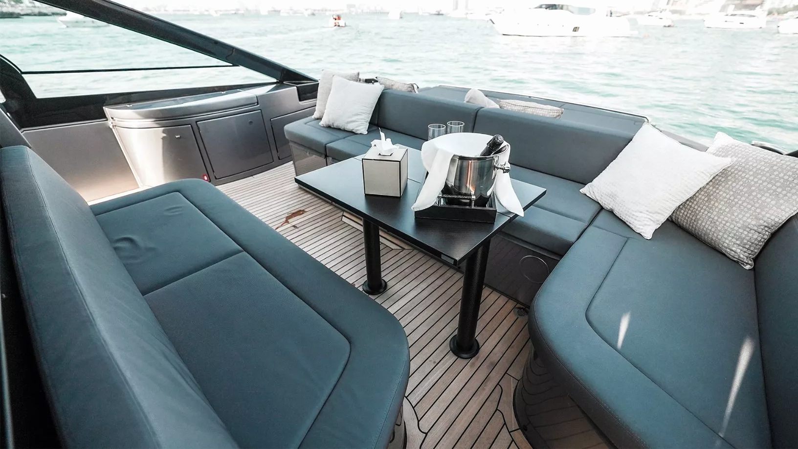 Pershing 5X Shark Grey yacht, image 2