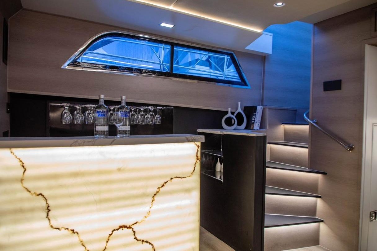 Vogue Hatteras yacht, image 7
