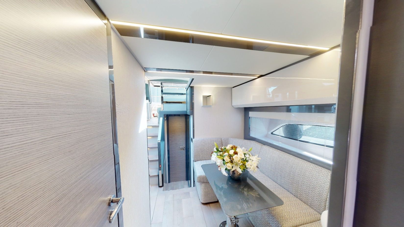 Pershing 5X Pearl White yacht, image 11