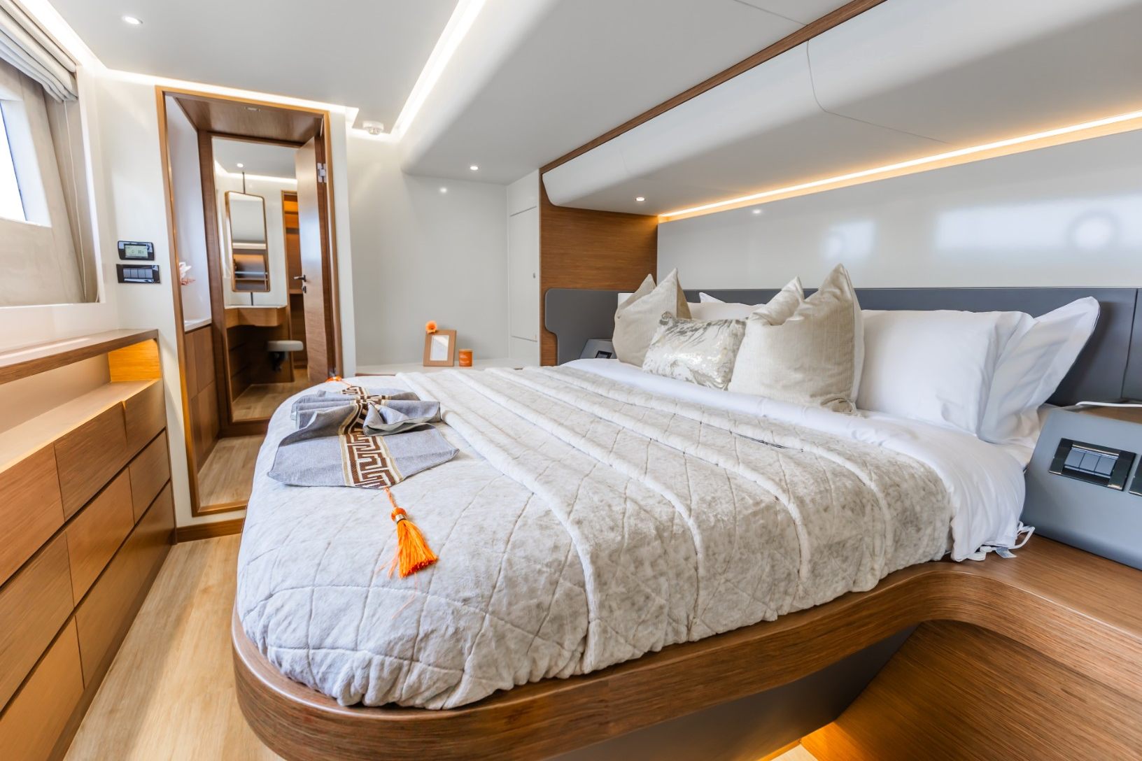 Sky Walker Aquila yacht, image 2