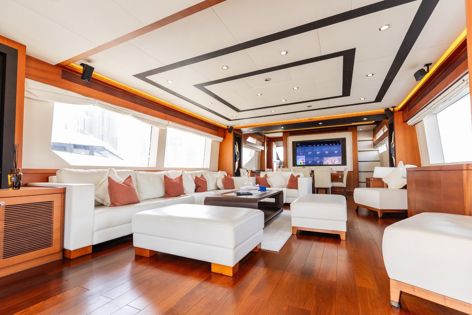 Sky Walker Caliente yacht, image 9
