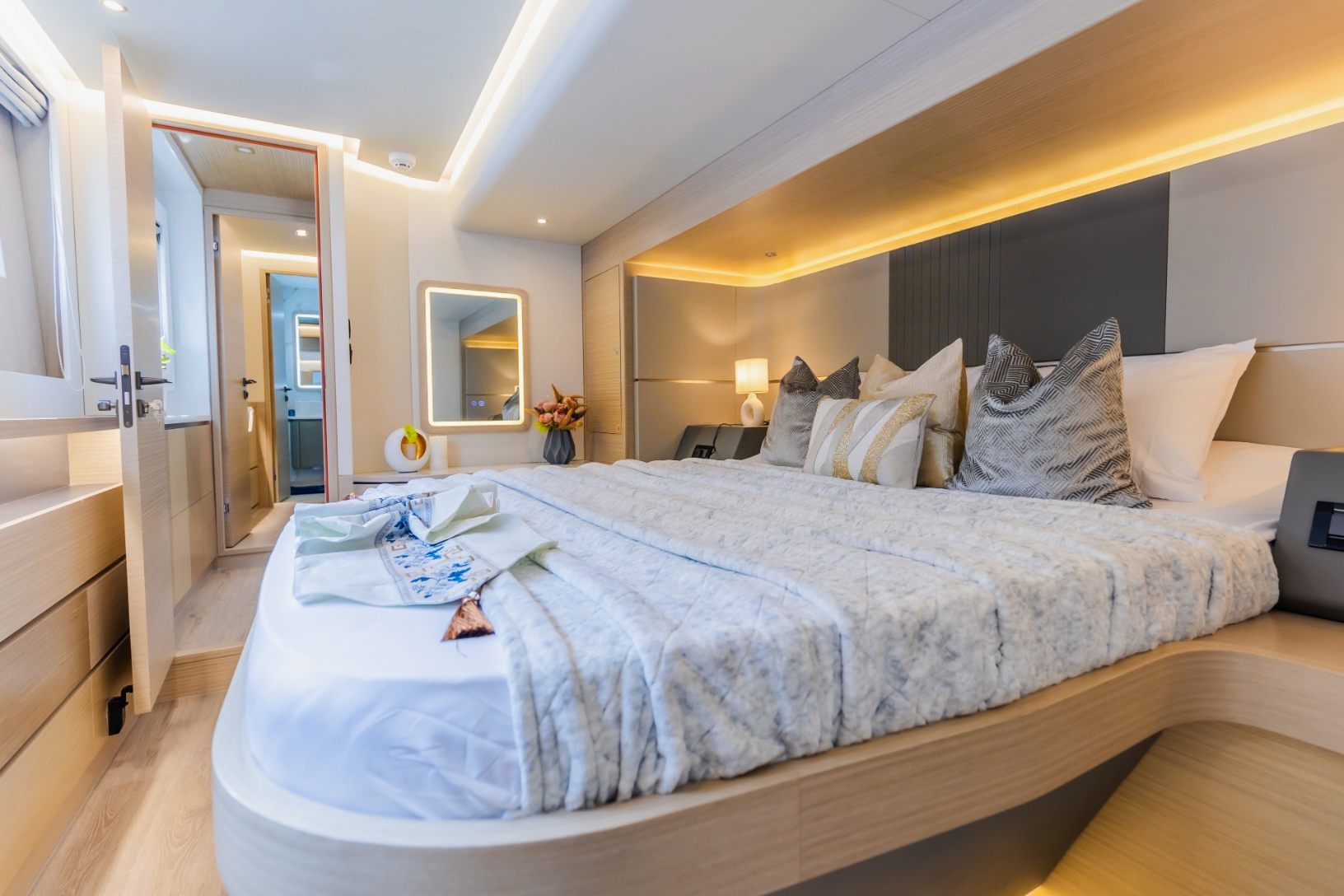 Sky Walker Volare yacht, image 3