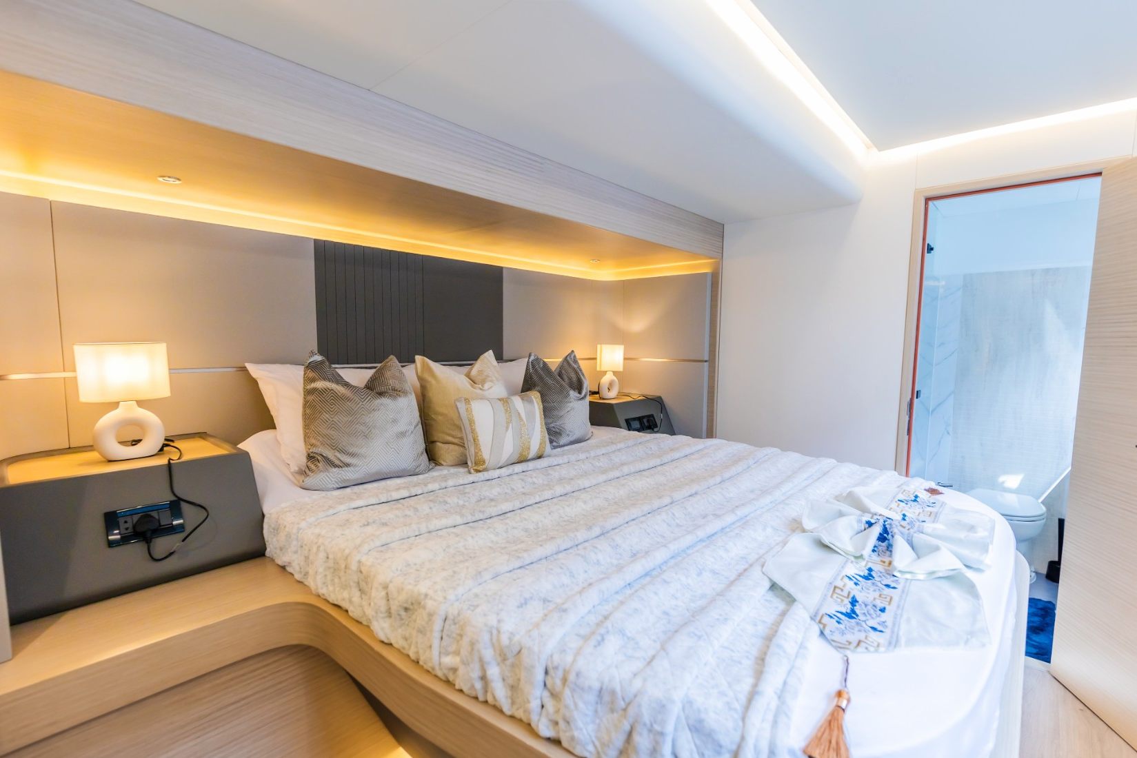 Sky Walker Volare yacht, image 2