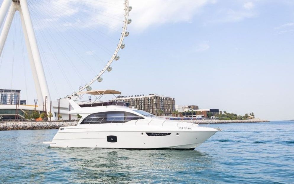 Sky Walker Axa in Dubai, 52 ft
