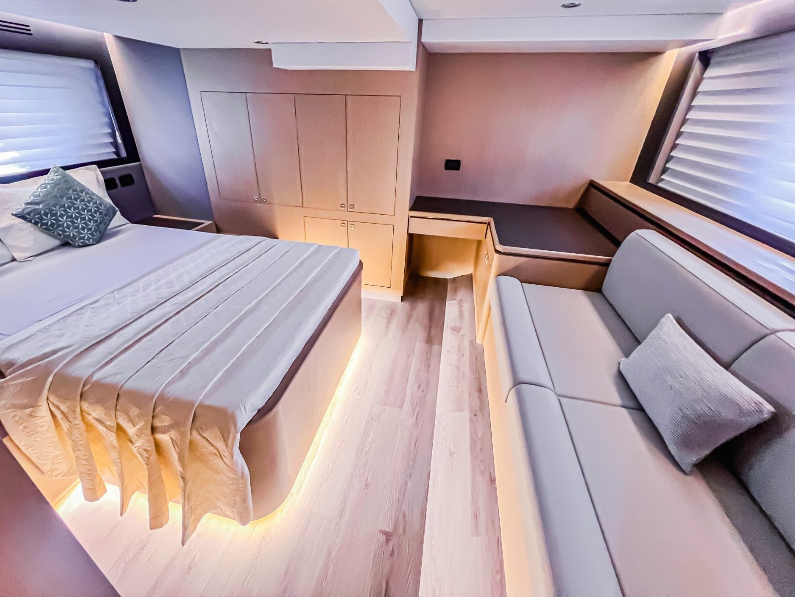 Sky Walker Art yacht, image 9