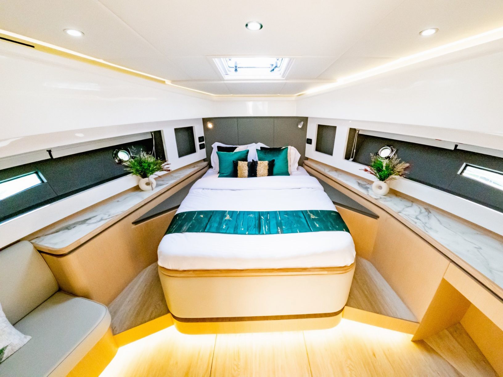 Sky Walker Uno yacht, image 2