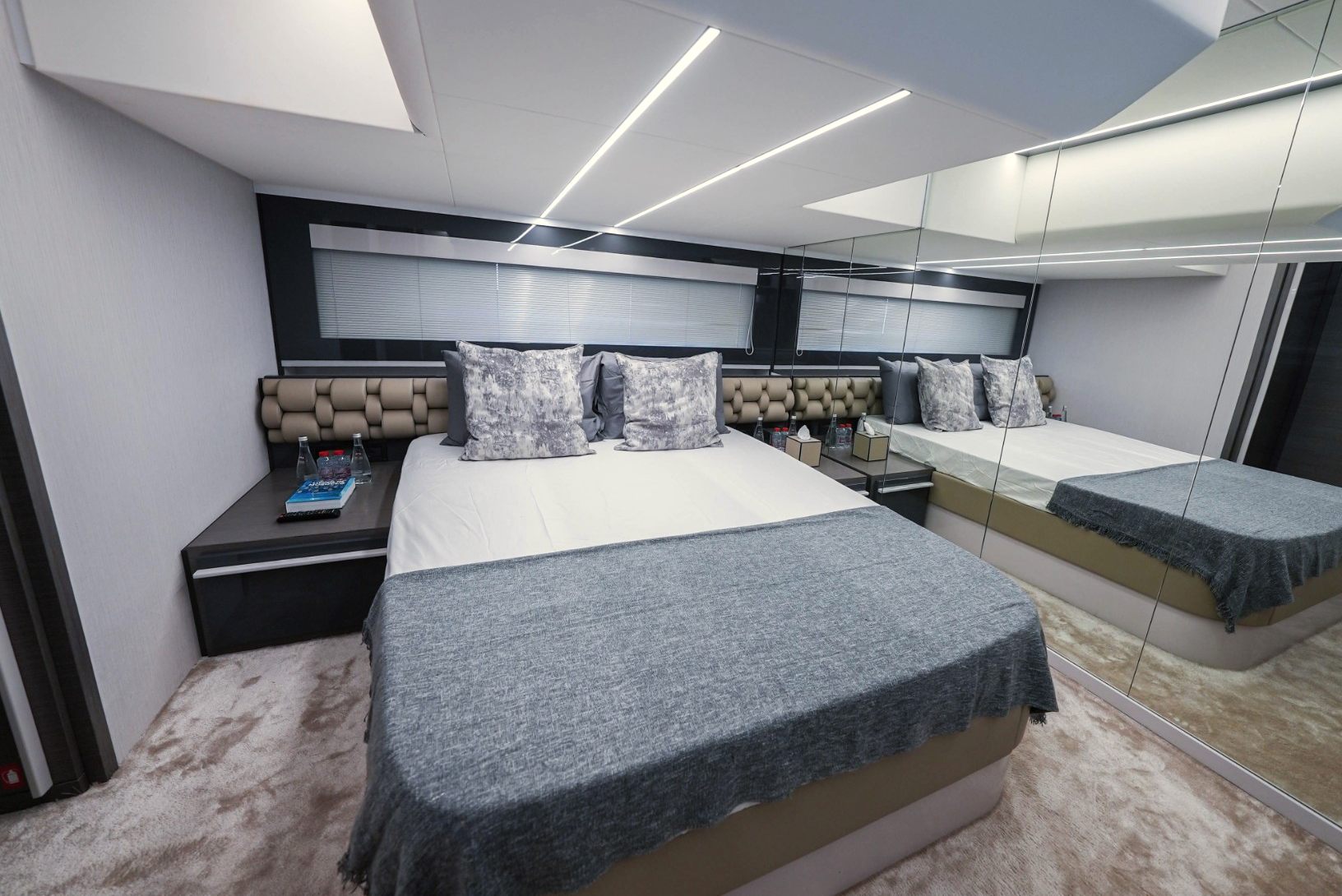 Pershing 5X Pearl White yacht, image 7