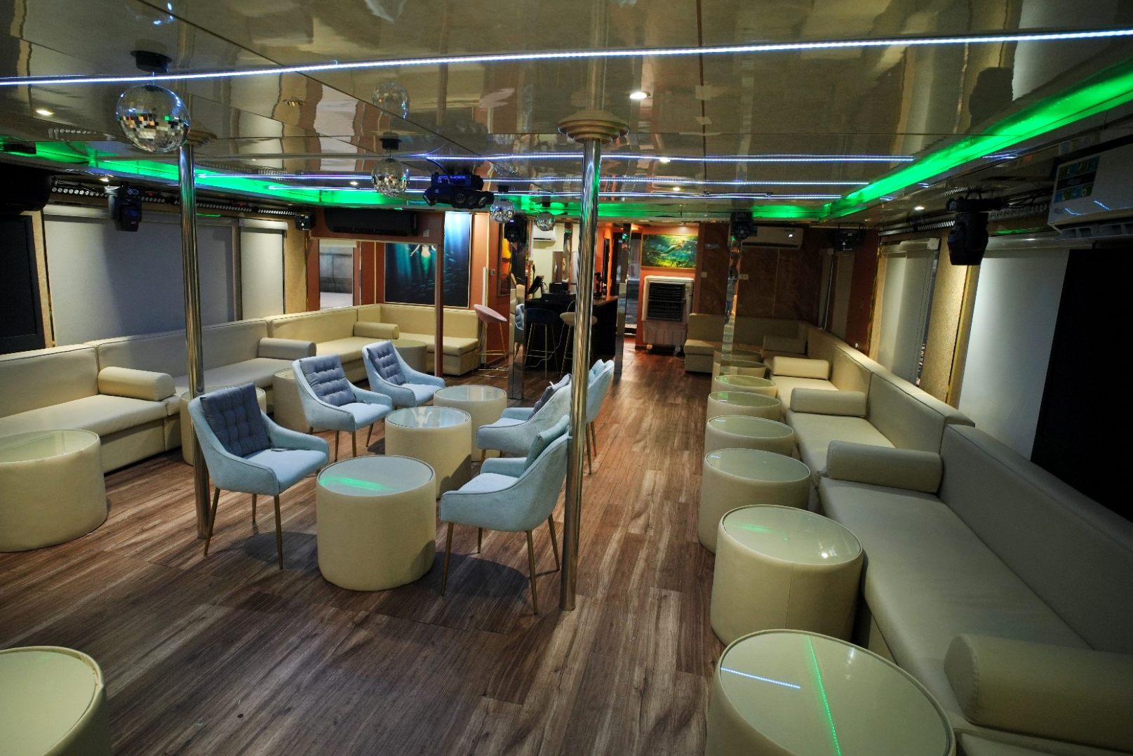 Play Boy Houseboat yacht, image 6
