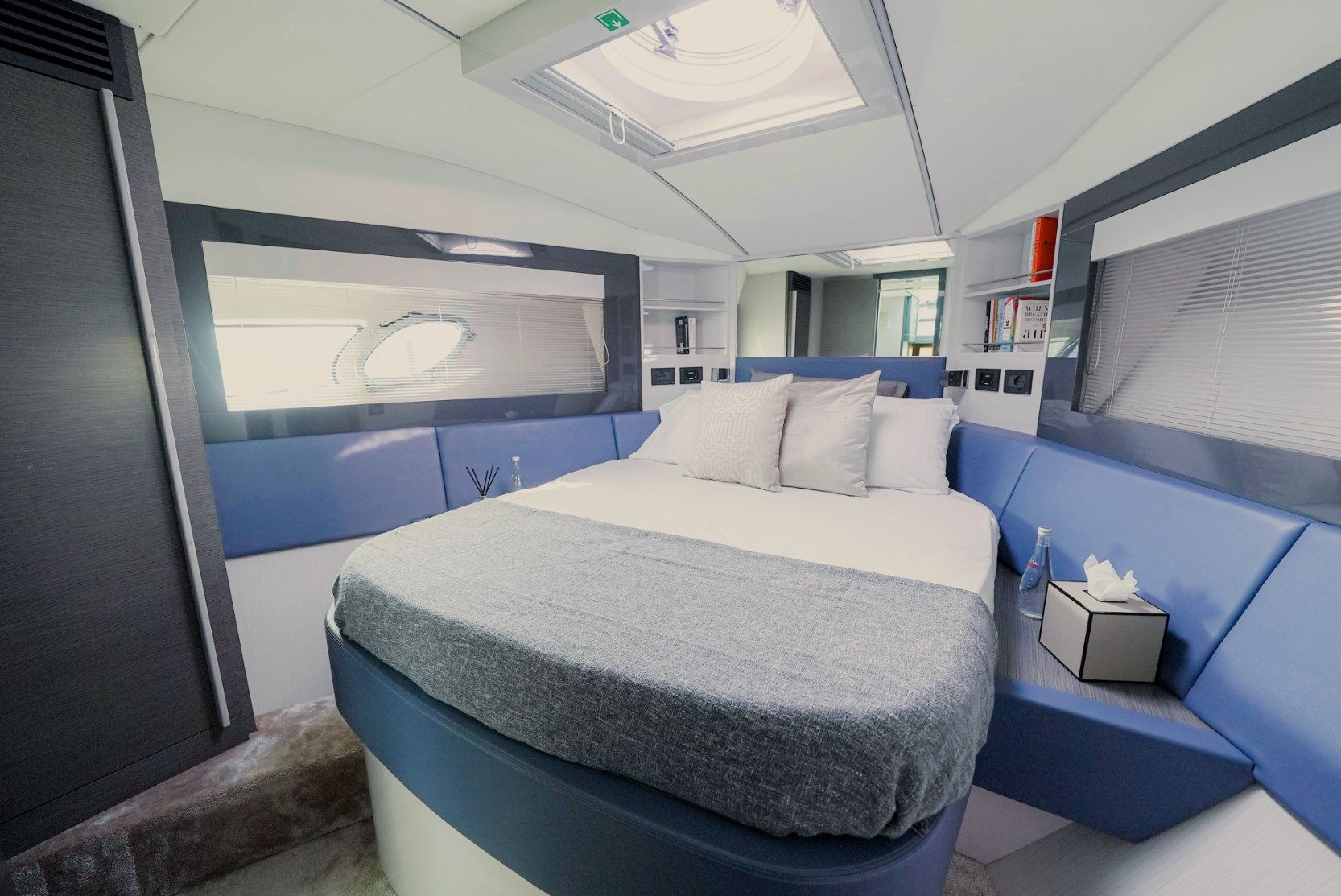 Pershing 5X Pearl White yacht, image 15