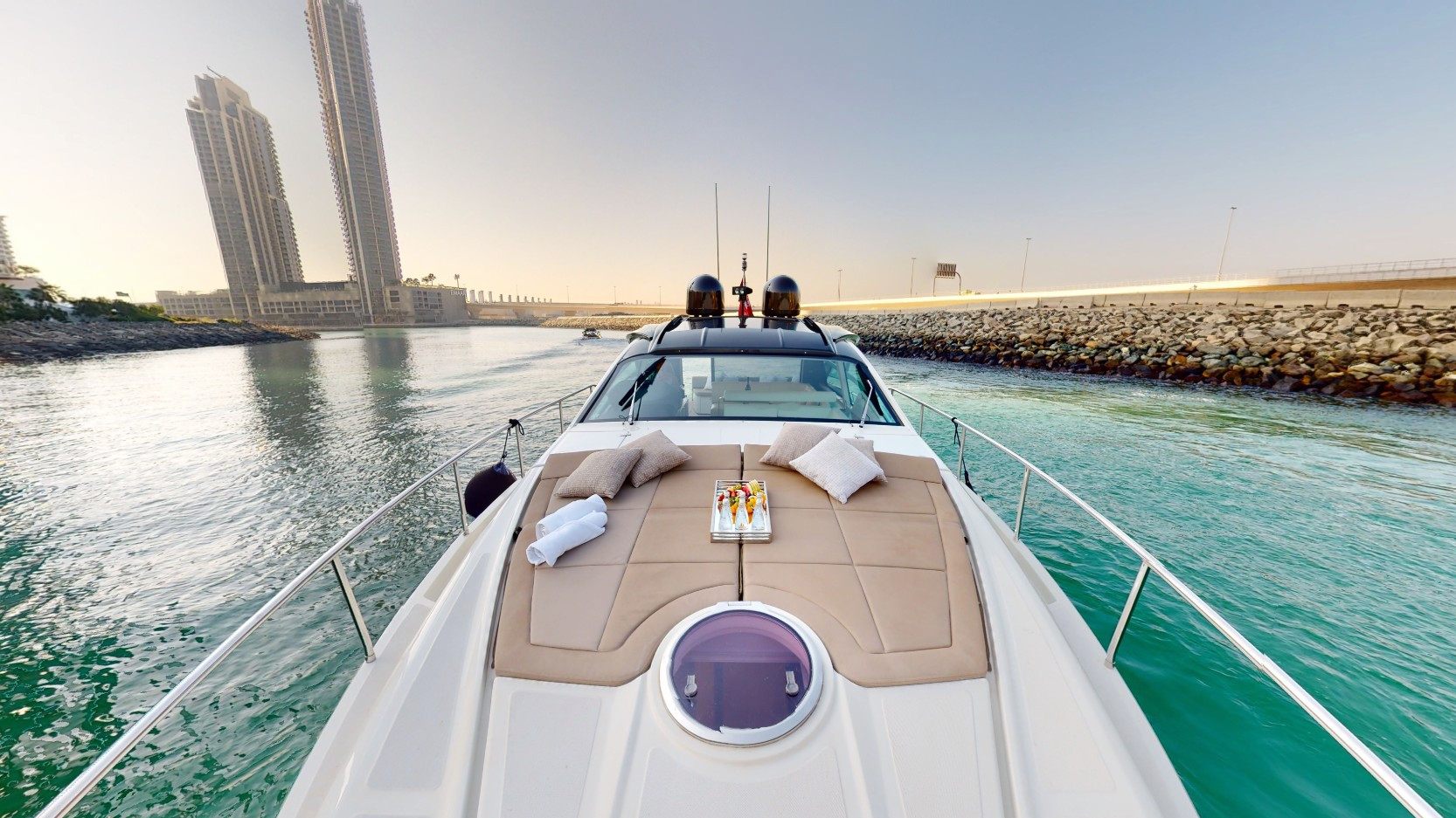 Pershing 5X Pearl White yacht, image 9