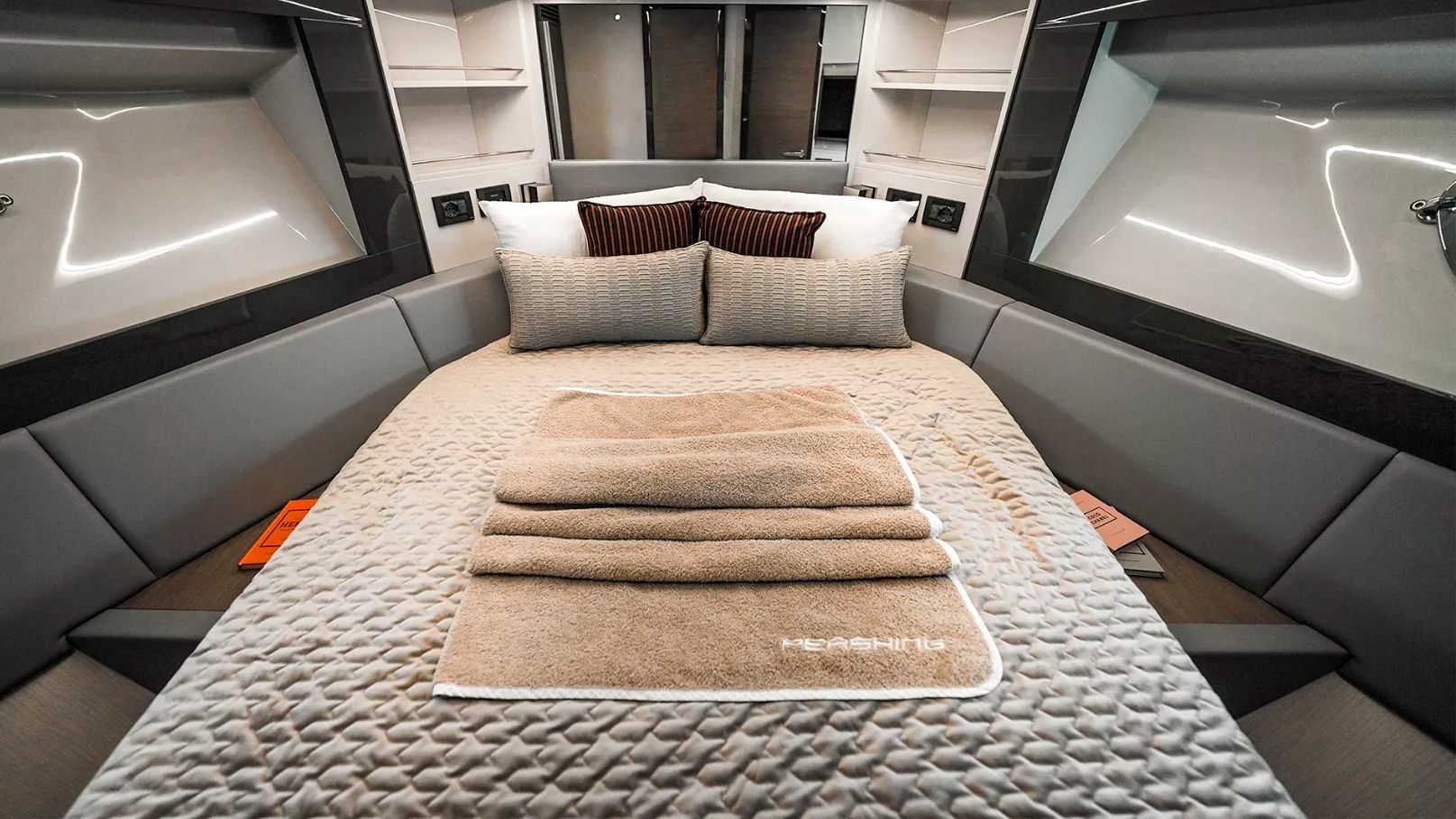 Pershing 5X Shark Grey yacht, image 8