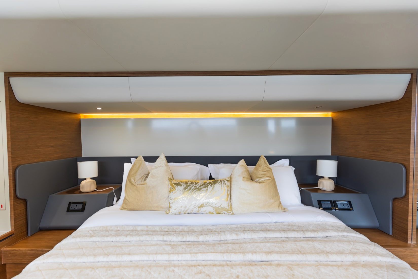 Sky Walker Aquila yacht, image 12