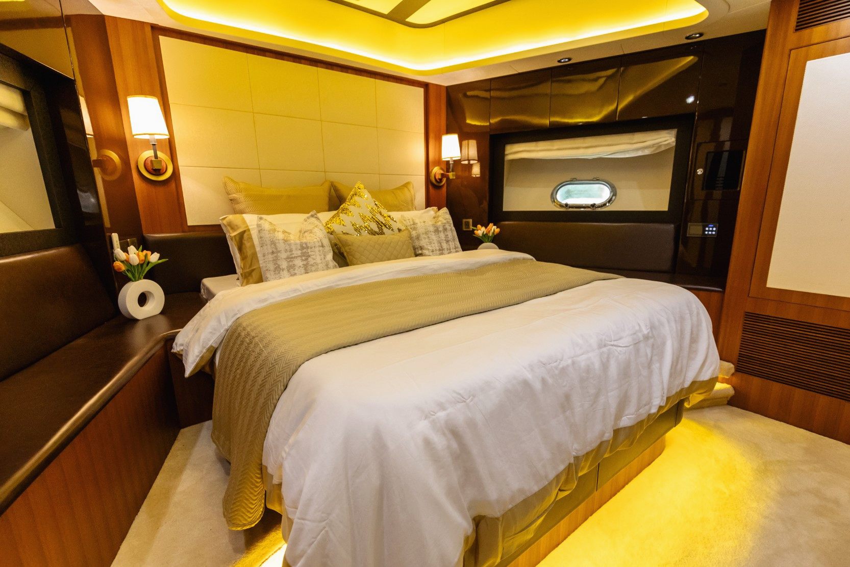 Sky Walker Caliente yacht, image 2
