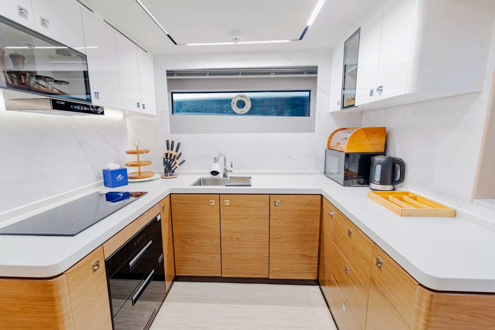 Sky Walker Gala yacht, image 3