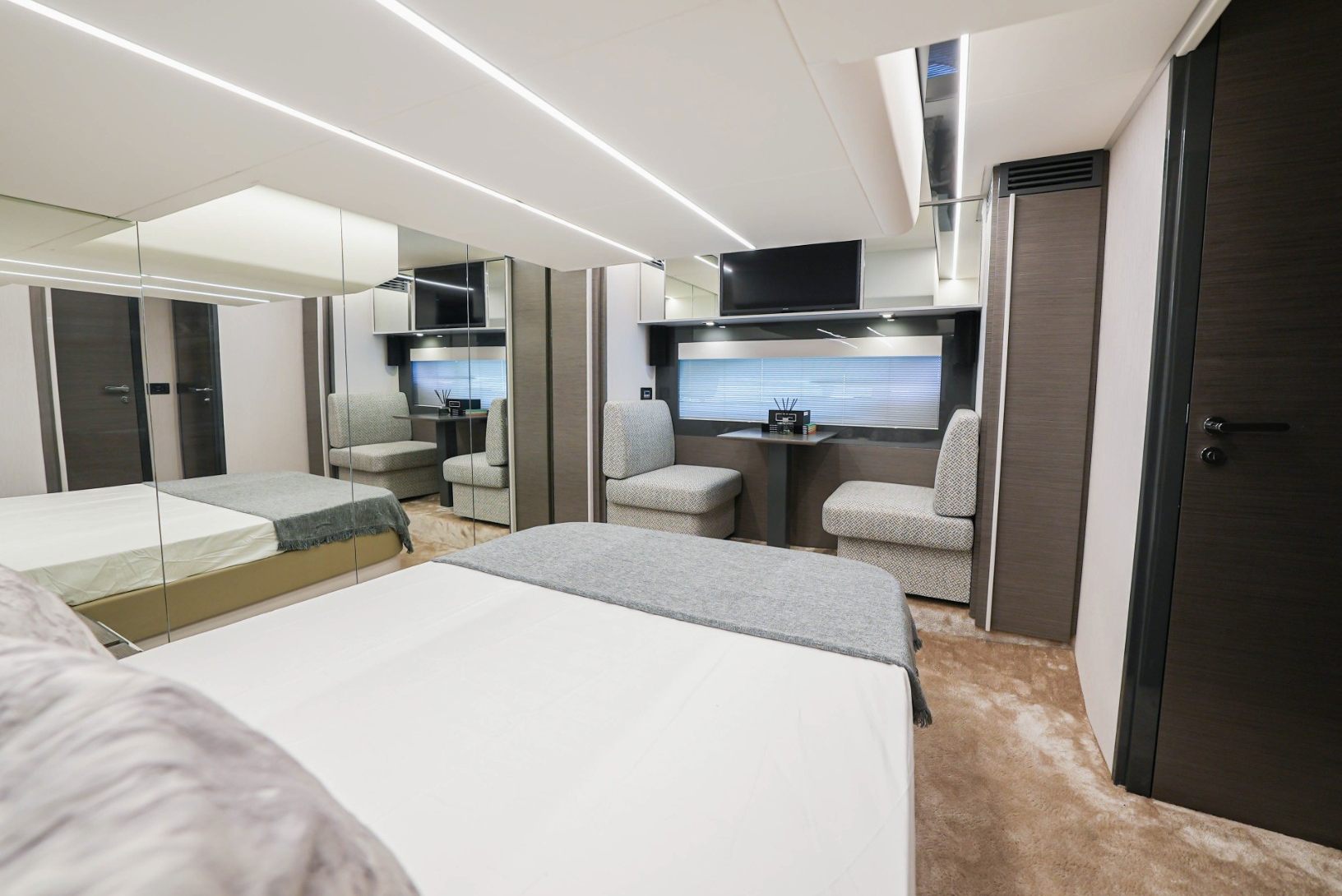 Pershing 5X Pearl White yacht, image 14
