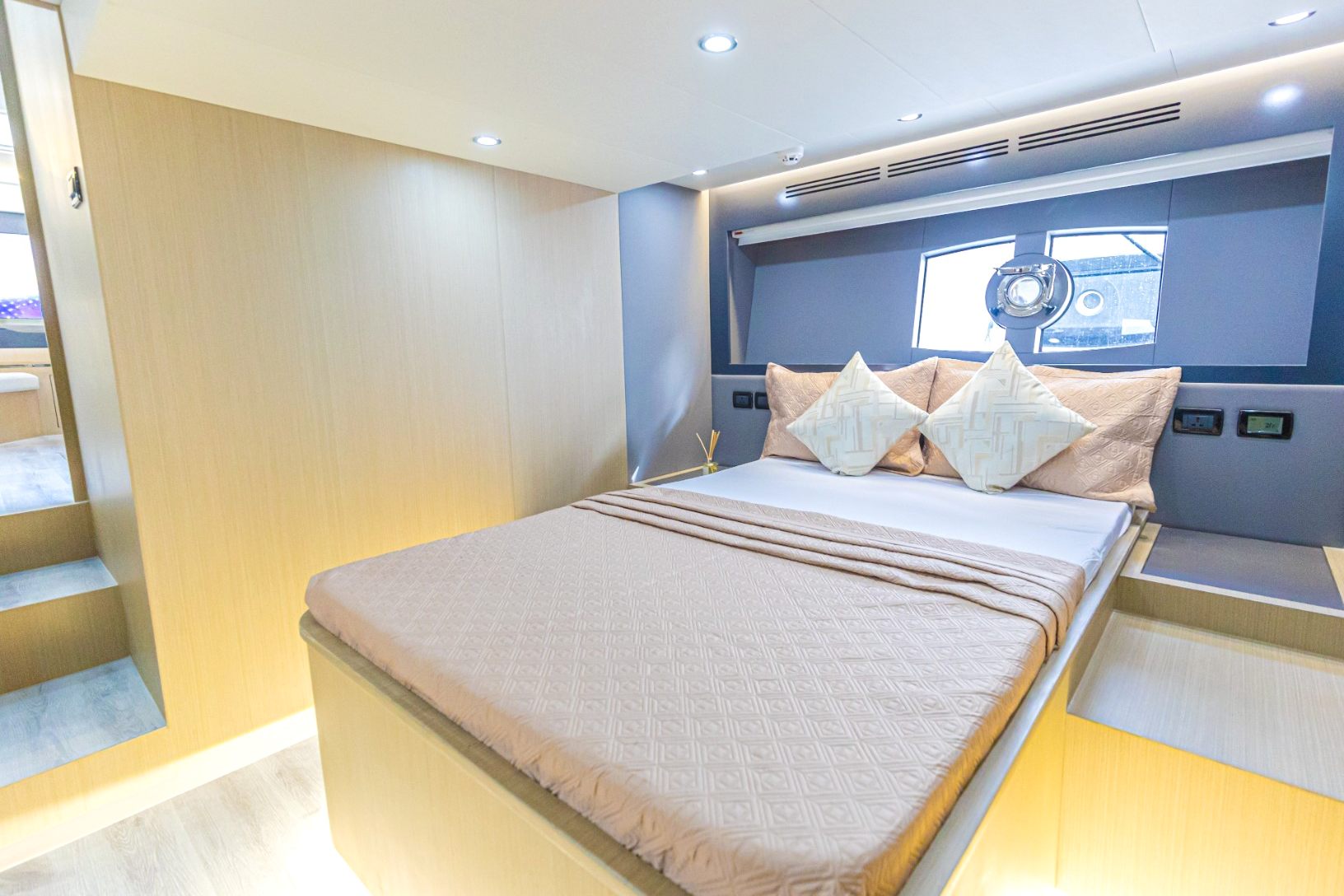 Sky Walker Ebb yacht, image 8