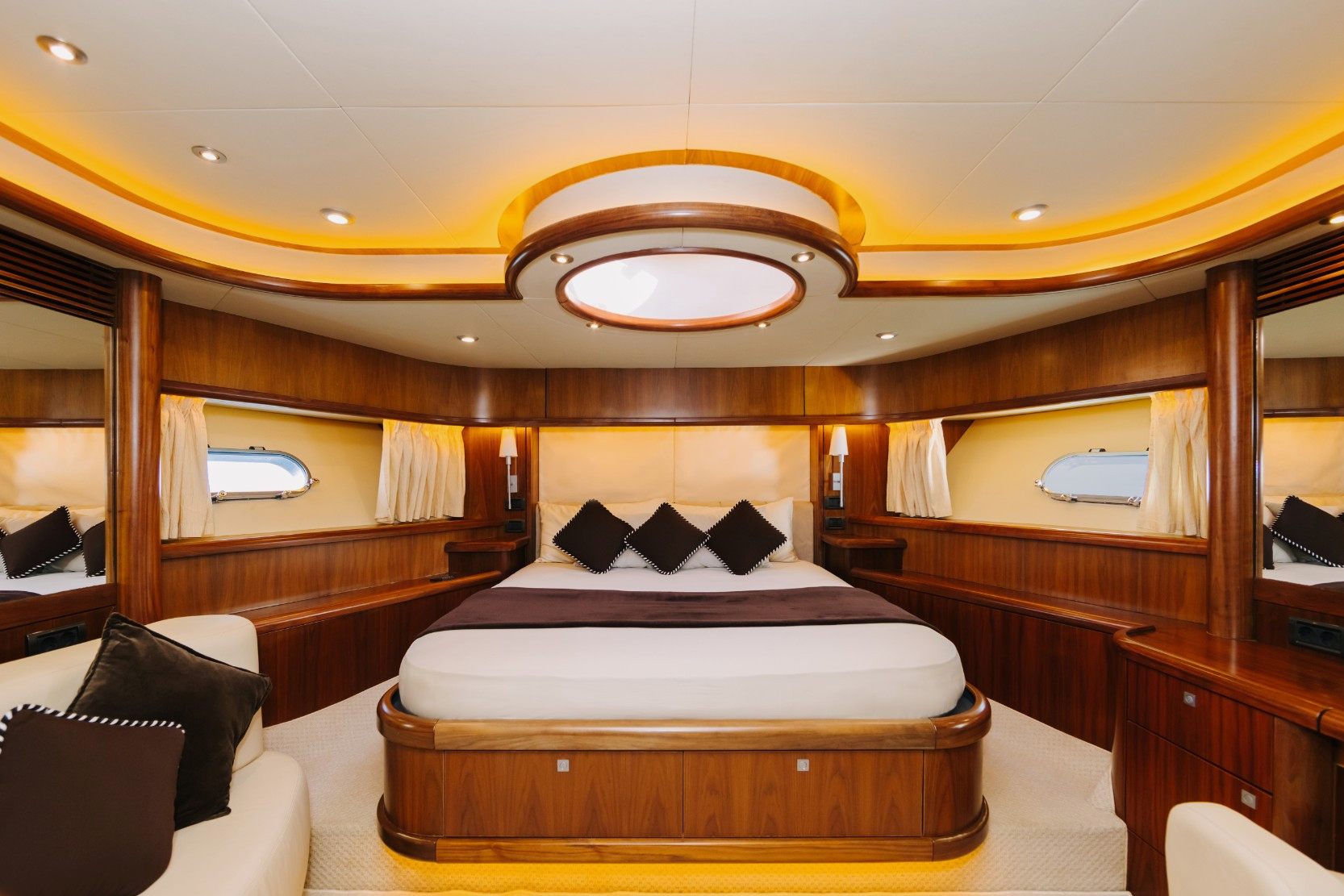 Sunseeker Why Not yacht, image 11