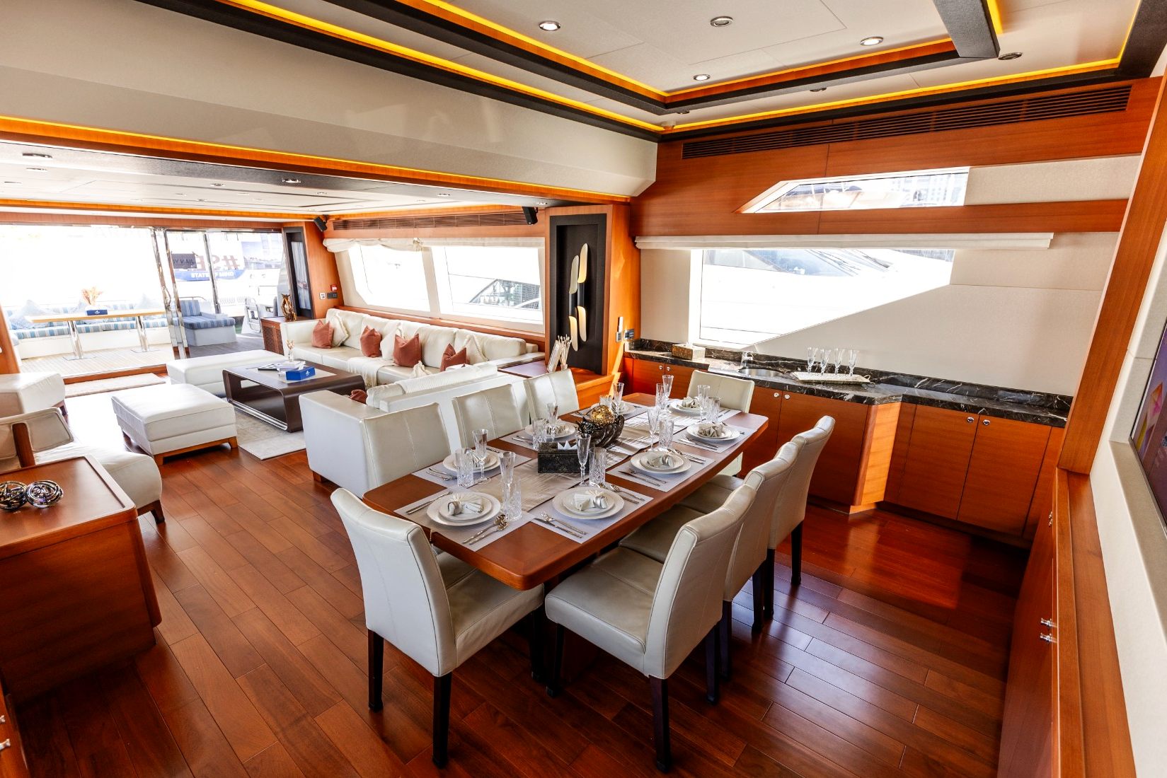 Sky Walker Caliente yacht, image 6