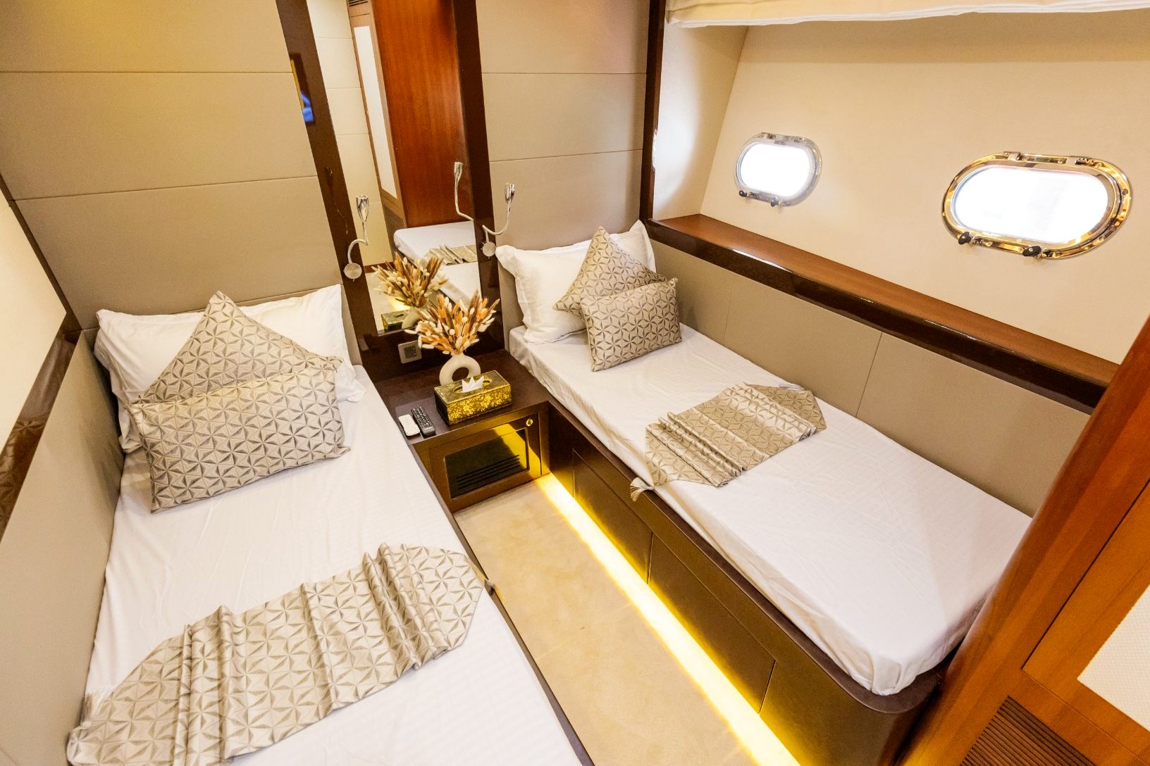 Sky Walker Caliente yacht, image 5